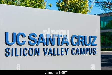 La UC Santa Cruz Silicon Valley estensione segno vicino al campus della scuola Foto Stock