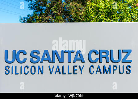 La UC Santa Cruz Silicon Valley estensione segno vicino al campus della scuola Foto Stock