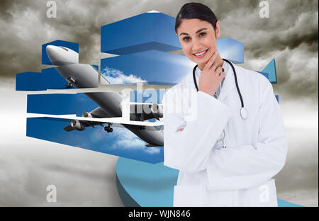 Donna sorridente medico in pensatori pongono contro la freccia blu rivolta verso l'alto contro il cielo Foto Stock