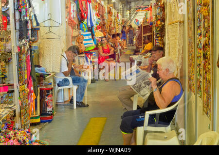 Street photography all Avana Vecchia- dentro il Almacenes San José artisans " Mercato, La Habana (Avana), La Habana, Cuba Foto Stock