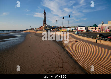 La Blackpool Tower, come visto dal basso il lungomare e la parete del mare Foto Stock