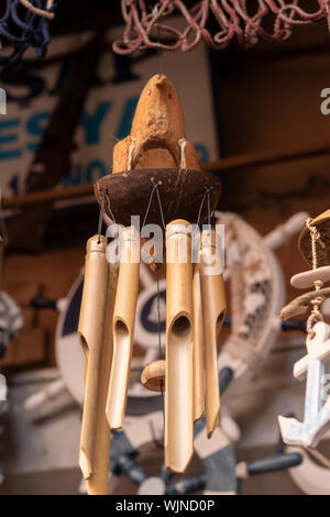Appendere ornamento di legno. Le aste il suono nel vento. Foto Stock