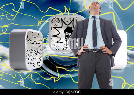 Happy businessman con le mani sui fianchi contro abstract linea gialla design sul cielo blu Foto Stock