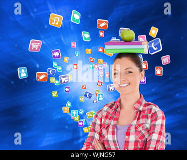 Piuttosto lo studente in possesso di un apple e libri sulla sua testa contro abstract quadrati blu Foto Stock