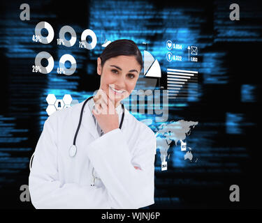 Donna sorridente medico in pensatori pongono contro blu testi sfocata Foto Stock