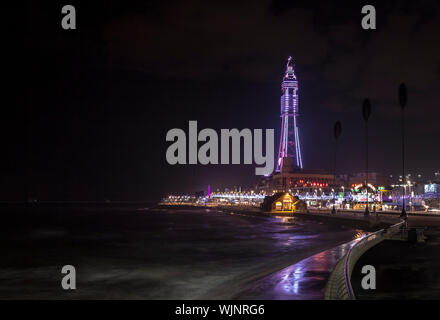 La Blackpool Tower, come visto dal basso il lungomare e la parete del mare Foto Stock