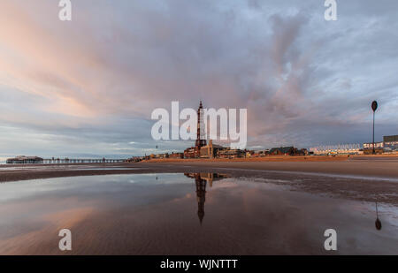 La Blackpool Tower, come visto dal basso il lungomare e la parete del mare Foto Stock