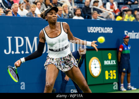 Venus Williams di Stati Uniti competere nel secondo round del 2019 US Open Tennis Foto Stock
