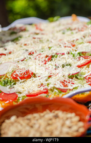 Hot Enchiladas servita su un vassoio per un buffet Messicano parte Foto Stock