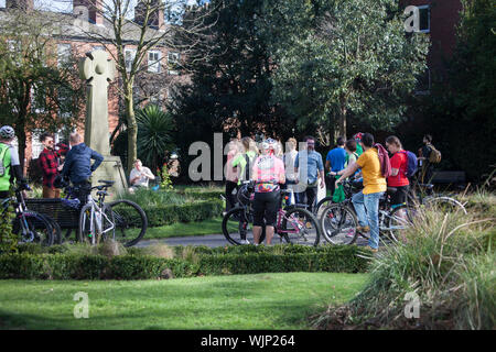 Un gruppo di ciclisti in un parco Foto Stock