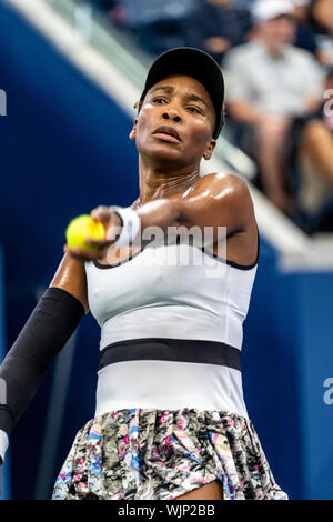 Venus Williams di Stati Uniti competere nel secondo round del 2019 US Open Tennis Foto Stock