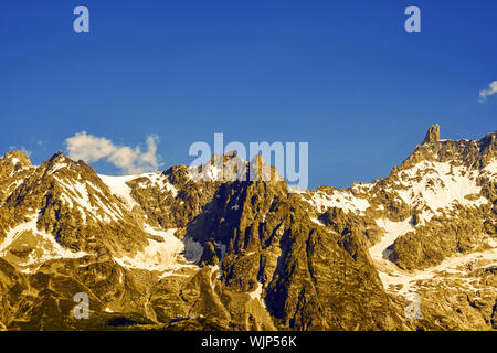 Vista del massiccio del Monte Bianco delle Alpi italiane con il Dente del Gigante ("il Dente del Gigante") picco in estate, Courmayeur, in Valle d'Aosta, Italia Foto Stock
