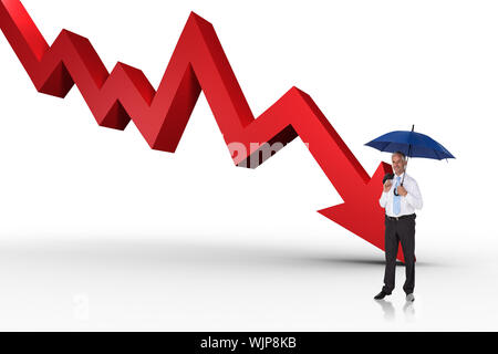 Happy businessman holding ombrello contro la freccia rossa rivolta verso il basso Foto Stock