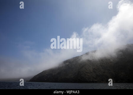 Isola di Santa Cruz, CA, Stati Uniti d'America. 2 Sep, 2019. Nebbia indugia come battelli di salvataggio ricerca dopo il concepimento barca diving preso fuoco nelle prime ore del mattino di lunedì 2 settembre 2019 nell'isola di Santa Cruz, California Trentanove persone erano a bordo del concepimento quando l'incendio scoppiato, con solo cinque membri di equipaggio di sopravvivenza e 34 temuto morto. © 2019 Patrick T. Fallon Credito: Patrick Fallon/ZUMA filo/Alamy Live News Foto Stock