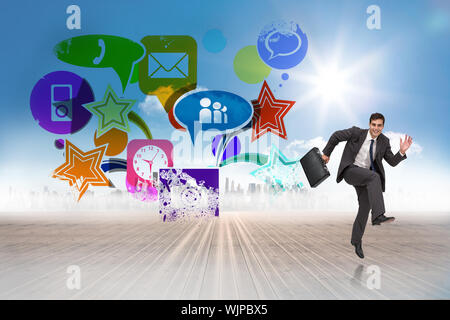 Happy businessman in un hury contro le icone delle applicazioni Foto Stock