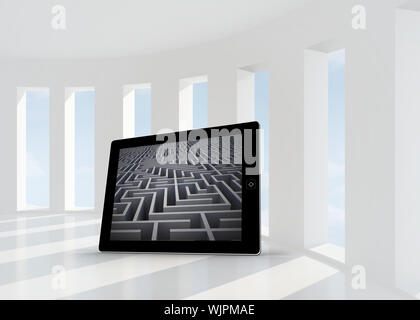 Labirinto sulla schermata della compressa contro la luminosa sala bianca con windows Foto Stock