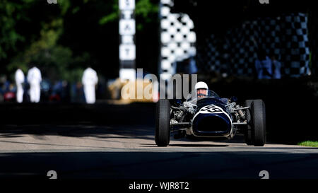 Goodwood, UK. 02Luglio, 2011. Sir Stirling Moss aziona il 1960 Progetto Ferguson-Climax 99 sul rettilineo di inizio il sabato al Festival di Goodwood di velocità. Credito: Azione Sport Plus/Alamy Live News Foto Stock