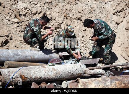 Damasco, Siria. 3 Sep, 2019. Soldati siriano smantellare una bomba nella parte orientale di Ghouta campagna di Damasco, Siria, sul Sett. 3, 2019. Il siriano media ufficiali ha detto che l'esercito è disinnescare armi lasciato dai ribelli nell est Ghouta. Credito: Ammar Safarjalani/Xinhua Foto Stock