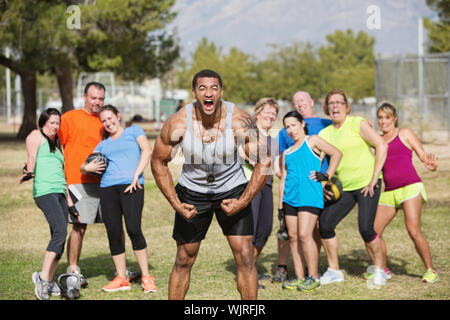 Loud boot camp fitness trainer e paura di gruppo Foto Stock