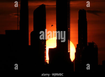 New York, Stati Uniti d'America. 03Sep, 2019. Il sole tramonta dietro lo skyline di Manhattan dalla cima di Arthur Ashe Stadium al 2019 US Open Tennis campionati a USTA Billie Jean King National Tennis Center martedì 3 settembre 2019 a New York City. Foto di Giovanni Angelillo/UPI Credito: UPI/Alamy Live News Foto Stock