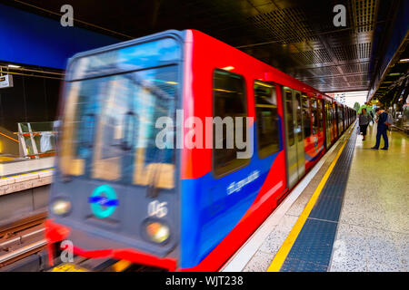 London, Regno Unito - 21 Maggio 2018: la Docklands Light Railway (DLR) è un sistema automatizzato di metropolitana leggera di sistema aperto nel 1987 per servire raggiunge la Dockland area Foto Stock