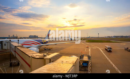 London, Regno Unito - 23 Maggio 2018: voli Jet dock in aeroporto di Heathrow, il secondo aeroporto più trafficato del mondo (dopo l'Aeroporto Internazionale di Dubai) da intern Foto Stock