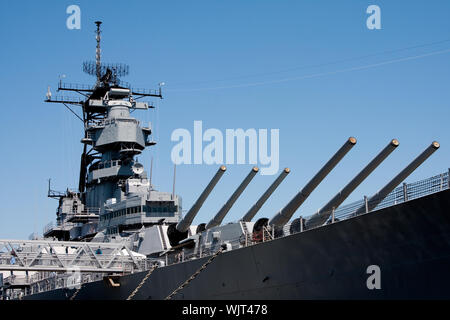 La torretta di barili e la torre di controllo con il radar su un US Navy militare classe Iowa corazzata Foto Stock