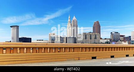 Il centro cittadino di Cleveland come dal Hope Memorial Bridge a Cleveland, Ohio, Stati Uniti. Foto Stock