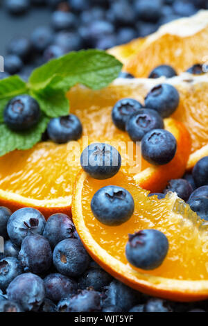 Appena raccolti i mirtilli con Orange, primo piano Foto Stock