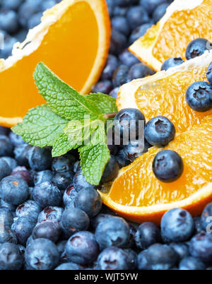 Appena raccolti i mirtilli con Orange, primo piano Foto Stock