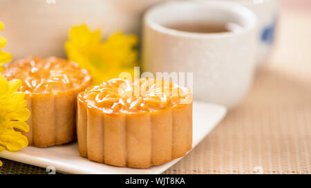 La torta della luna con tè sul luminoso tavolo in legno e serve provare, concetto di vacanza del Mid-Autumn Festival del cibo tradizionale layout design, vicino, copia spac Foto Stock