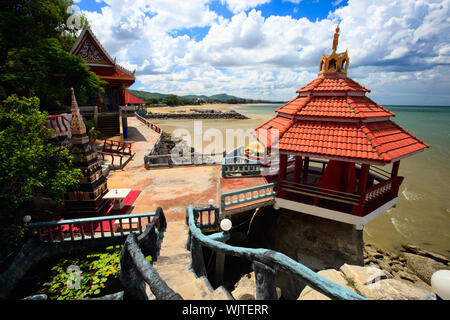 Bellissimo tempio complesso e Spiaggia di Khao Tao vicino a Hua Hin, Thailandia Foto Stock