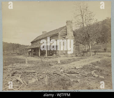 Casa di John Rose (ossia Ross), nei pressi di Ringgold cioè Rossville Gap, Ga Abstract: fotografia mostra una cabina con una famiglia seduti sulla veranda in una zona danneggiata. Foto Stock