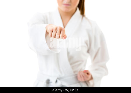 Bella caucasici, giovane donna, eseguendo il karate si muove su sfondo bianco Foto Stock