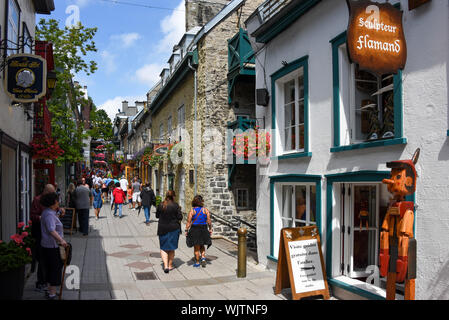 La città di Quebec, Canada - 12 agosto 2019: una folla di persone sulla trafficata Quartier du Petit Champlain nella Vecchia Quebec City. Esso è sostenuto di essere la più antica c Foto Stock