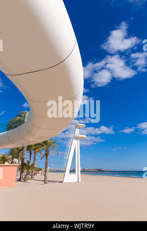 Alicante El Postiguet beach playa con moderni pedonale ponte bianco in Spagna Foto Stock