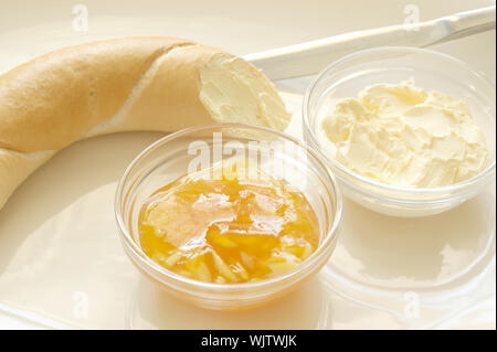 Croissant con giallo di marmellata di prugne, burro e coltello Foto Stock