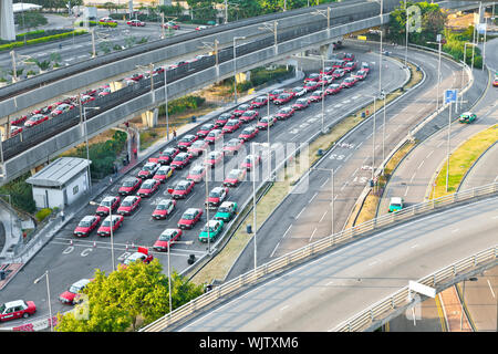 L'autostrada e la stazione dei taxi all'aeroporto Foto Stock