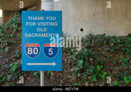 Blue grazie per aver visitato il vecchio segno di Sacramento con la Interstate 5 e la Interstate 80 Foto Stock