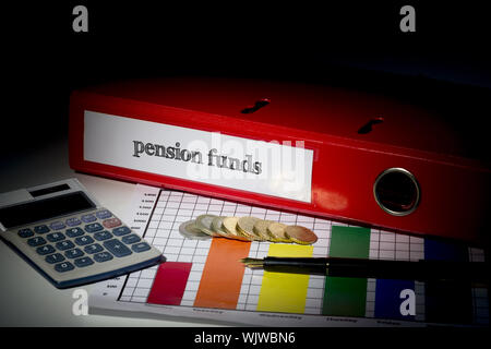 La parola i fondi pensione sul rosso legante business su una scrivania Foto Stock