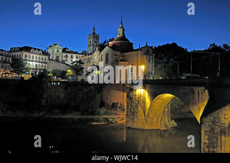 Rio Tamega e cattedrale, Amarante, Portogallo Foto Stock