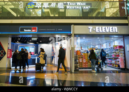 HONG KONG CINA - Circa gennaio, 2019: Travelex cambio valuta e 7-Eleven convenience store in Hong Kong International Airport. Foto Stock