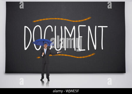Imprenditore azienda ombrello contro il documento di Word Foto Stock
