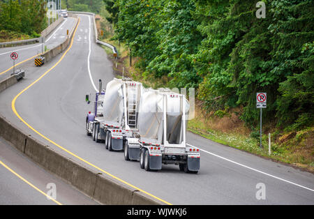 Big Rig professionale potente di grado industriale cofano semi carrello il trasporto commerciale cargo alla rinfusa conica di semirimorchi in funzione della rotazione ro Foto Stock