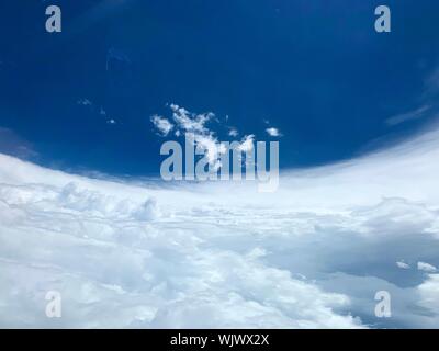 Nassau, Bahamas. 02 Settembre, 2019. Vista della parete occhio all'interno di uragano Dorian prese dagli Stati Uniti 53Meteo squadrone di ricognizione, noto come cacciatori di uragano sorvolando il Bahamas 2 Settembre 2019 vicino a Nassau, Bahamas. Categoria mortale 5 uragano Dorian in stallo per 40-ore oltre la nazione insulare causando la distruzione massiccia. Credito: Julia Von Fecht/USAF/Alamy Live News Foto Stock