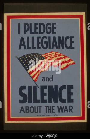Giuro fedeltà e silenzio circa la guerra Abstract: poster di promozione il patriottismo e suggerendo che la comunicazione negligente può essere dannosa per lo sforzo di guerra, che mostra la bandiera americana. Foto Stock