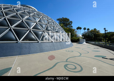 Vista dell'esterno del display tropicale Dome con spirali decorative, Mt Coot-tha Botanic Gardens, Brisbane, Queensland, QLD, Australia Foto Stock