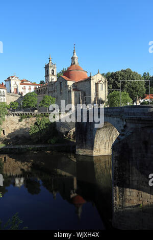 Rio Tamega e cattedrale, Amarante, Portogallo Foto Stock