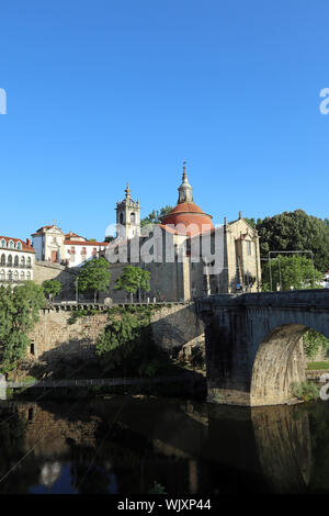 Rio Tamega e cattedrale, Amarante, Portogallo Foto Stock