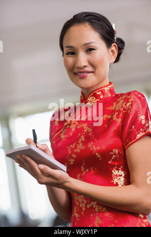 Cameriera in kimono prendendo un ordine in un lussuoso ristorante Foto Stock